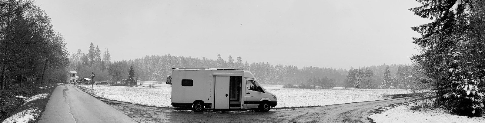 WomoLaden camper zelfvoorzienend onderweg in het besneeuwde Zwarte Woud